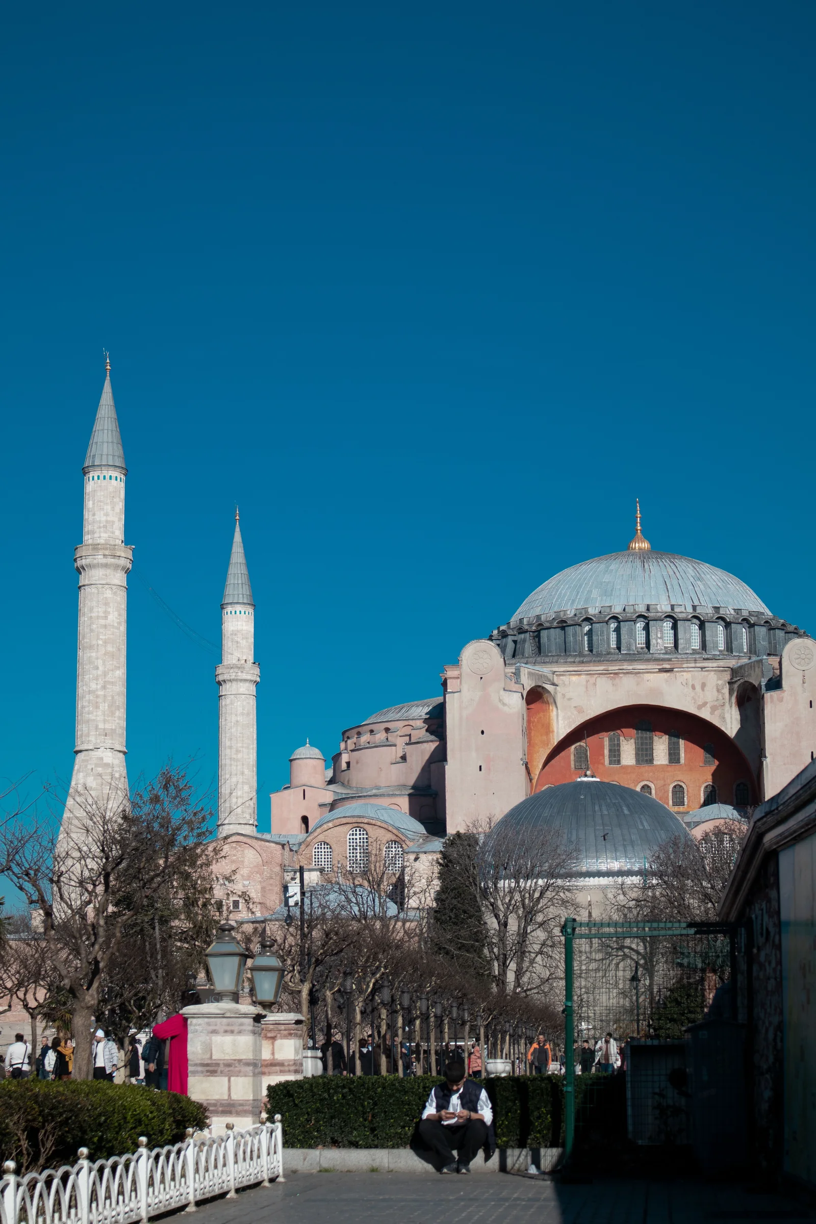 View of Hagia Sophia's iconic domes and minarets under a clear sky in Istanbul, Türkiye.